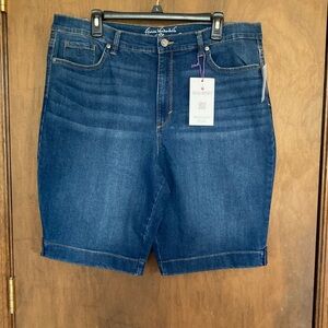 Gloria Vanderbilt Amanda Bermuda with built in slimming panel with stretch 18